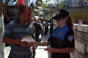 Polisten dolandırıcılara karşı broş&uuml;rl&uuml; uyarı