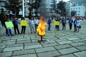 M&uuml;d&uuml;r koltuğunu yakanlara para cezası