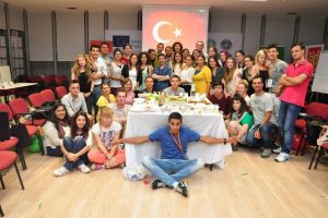 Gen&ccedil;lik Meclisi yabancılara T&uuml;rk k&uuml;lt&uuml;r&uuml;n&uuml; tanıttı