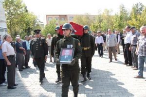 Kazada &ouml;len baba oğul toprağa verildi