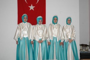 Yenişehirli hafızlar ta&ccedil;larını giydi