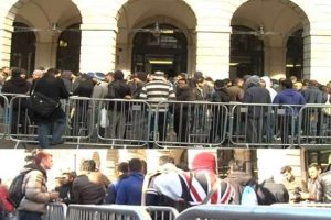 İngiltere'de "iPhone 5S" izdihamı