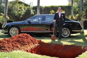 Firavuna &ouml;zendi, Bentley'ini mezara g&ouml;md&uuml;