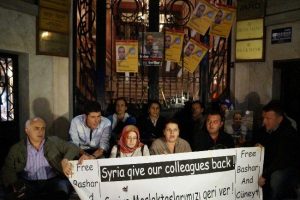 Gazeteci Bashar Kadumi i&ccedil;in meslektaşlarından eylem
