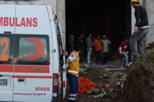 Asans&ouml;r boşluğuna d&uuml;şen iş&ccedil;i &ouml;ld&uuml;