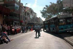Yaşlı kadına &ccedil;arpıp ka&ccedil;tı