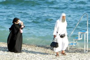 Sahiller Arap turistlere kaldı