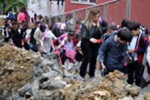 Okul yolu &ccedil;ile dolu