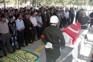 Otomatik kapıya sıkışarak can veren asker toprağa verildi