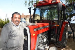 Sigara parasına trakt&ouml;r aldı