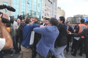 Beyoğlu'nda iş&ccedil;i polis gerginliği