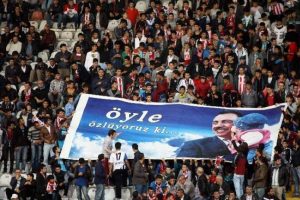 Trib&uuml;nlerde Muhsin Yazıcıoğlu pankartı
