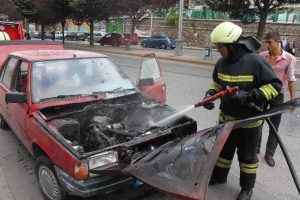 Lpg'li ara&ccedil; yangını paniğe neden oldu