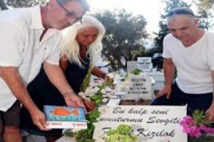 Fikret Kızılok'u sadece &uuml;&ccedil; kişi andı