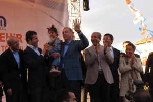 Rabia işareti yapan k&uuml;&ccedil;&uuml;k Kamile'ye başbakan ilgisi