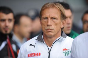 "T&uuml;m camia kenetlenerek bu zor durumdan &ccedil;ıkmalıyız"