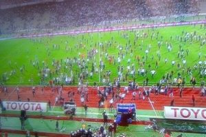 Beşiktaş taraftarı polisleri kovaladı