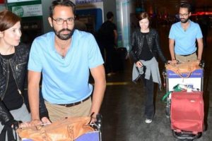 Sevgilisi karşıladı
