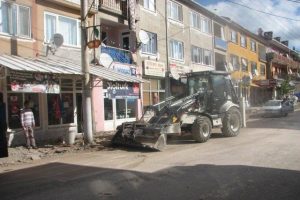 Keles'te yollar genişletiliyor