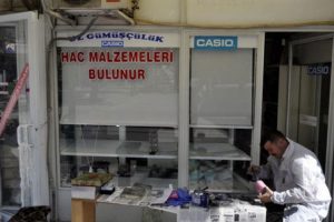 20 bin liralık g&uuml;m&uuml;ş takı &ccedil;aldılar