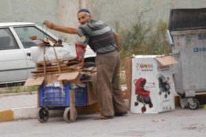Ekmeğini &ccedil;&ouml;pten &ccedil;ıkarıyor