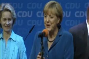 Merkel tarihi zaferi 'kareoke' yaparak kutladı