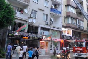 Apartman sakinleri sokağa d&ouml;k&uuml;ld&uuml;