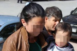 Kucağında &ccedil;ocuğuyla cezaevine girdi