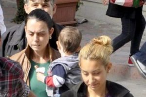 Adliyeye kucağında &ccedil;ocukla geldi