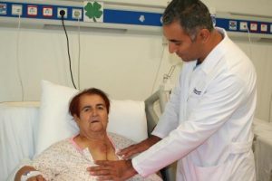 Aşırı kilolu kadının kalp kapağı değiştirildi