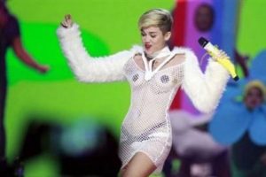 Miley Cyrus'un kost&uuml;m&uuml; yine olay yarattı