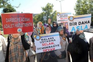 28 Şubat duruşması &ouml;ncesi adliye &ouml;n&uuml;nde protesto