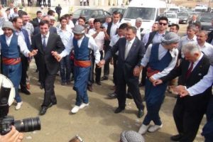 Keklik ve g&uuml;vercinli temel atma t&ouml;reni
