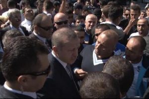 Başbakan'ın yolunu kestiler