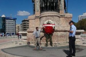 Taksim'de kendini yakacaktı
