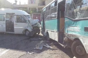 Halk otob&uuml;s&uuml; &ouml;ğrenci servisiyle &ccedil;arpıştı: 10 yaralı