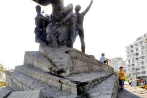 Atat&uuml;rk Anıtı'na &ccedil;irkin saldırı