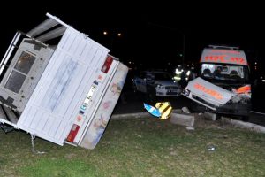 Ambulans kamyonetle &ccedil;arpıştı