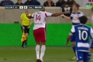 Thierry Henry'den g&ouml;bek atarak protesto!