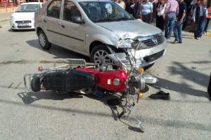 Otomobil, motosiklete &ccedil;arptı
