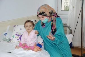 Babasından nakledilen karaciğerle hayata tutundu