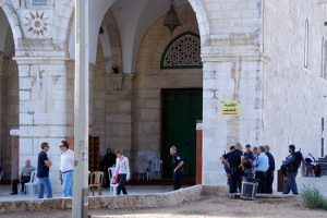 İsrail El-Aksa g&ouml;revlisini g&ouml;zaltına aldı