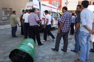 Bomba gibi patlayan varil 2 iş&ccedil;iyi yaraladı