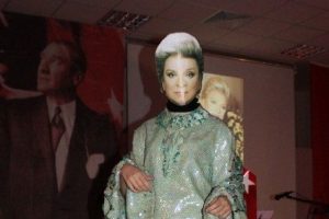 Zeki M&uuml;ren'i kıyafetleri ile andılar