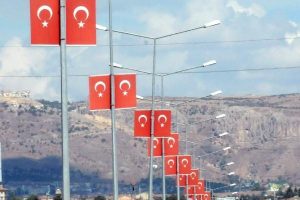 Kent girişlerine 5 bin T&uuml;rk bayrağı