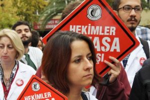 Sağlık&ccedil;ılardan savaşa karşı eylem