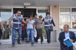 Polisi g&ouml;r&uuml;nce &ccedil;aldıklarını bırakıp ka&ccedil;tı