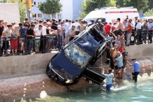 Kanala d&uuml;şen otomobilde can pazarı