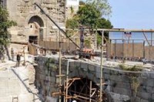 Tarihi k&ouml;pr&uuml;ye kanalizasyon borusu