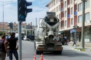 Beton mikserinin altında kaldı